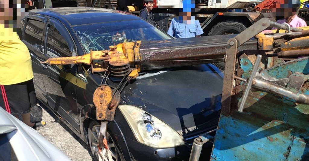 南方澳漁港傳意外! 吊車作業疏失翻覆吊臂砸車 南方澳漁港傳意外! 吊車作業疏失翻覆吊臂砸車