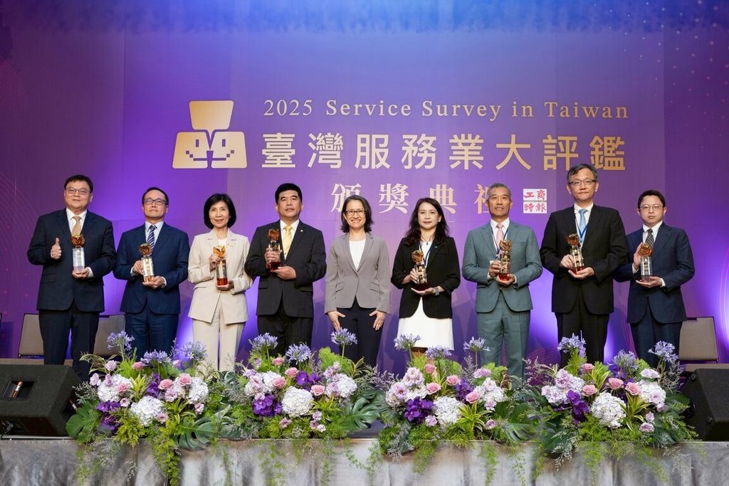 副總統出席服務業頒獎典禮 讚展現台灣韌性及暖實力 副總統出席服務業頒獎典禮 讚展現台灣韌性及暖實力