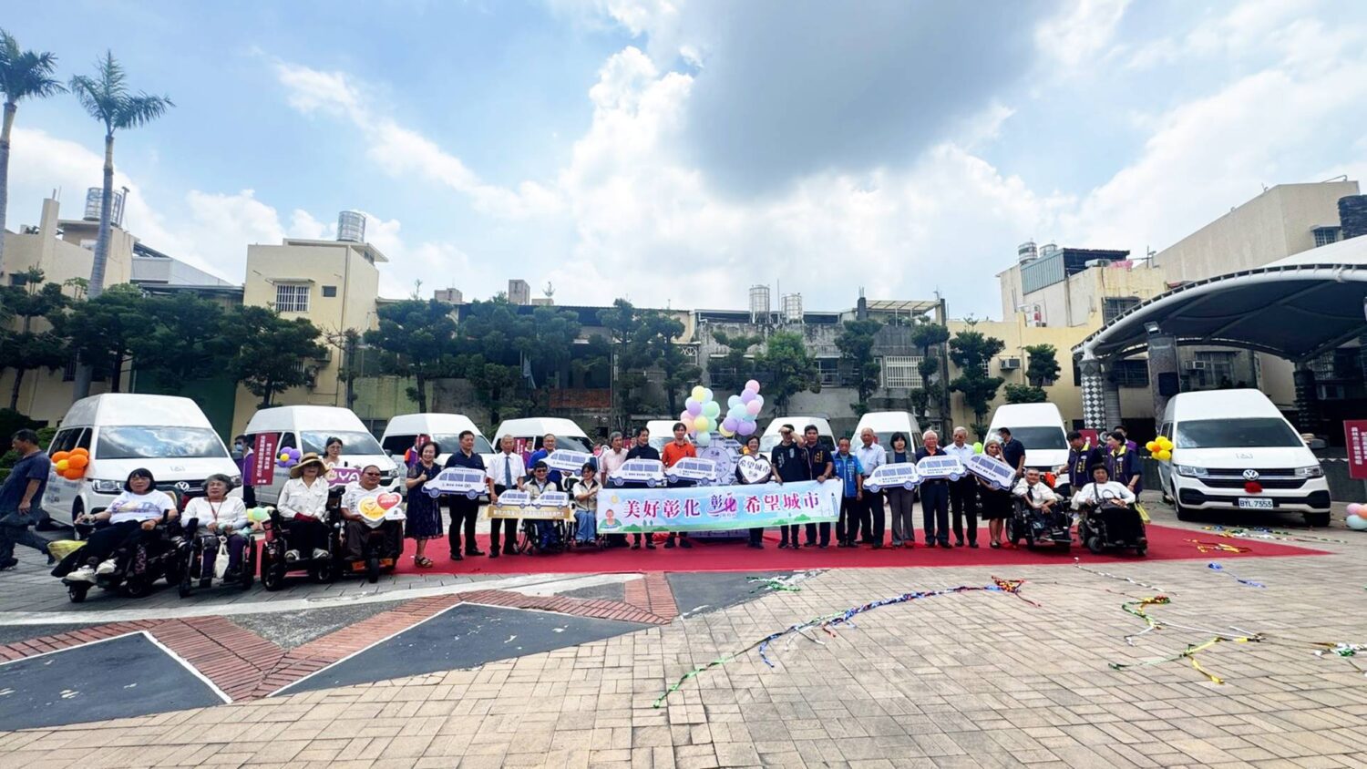 彰化縣公私協力聯合捐贈9輛復康巴士 滿足身障朋友外出需求 彰化縣公私協力聯合捐贈9輛復康巴士 滿足身障朋友外出需求