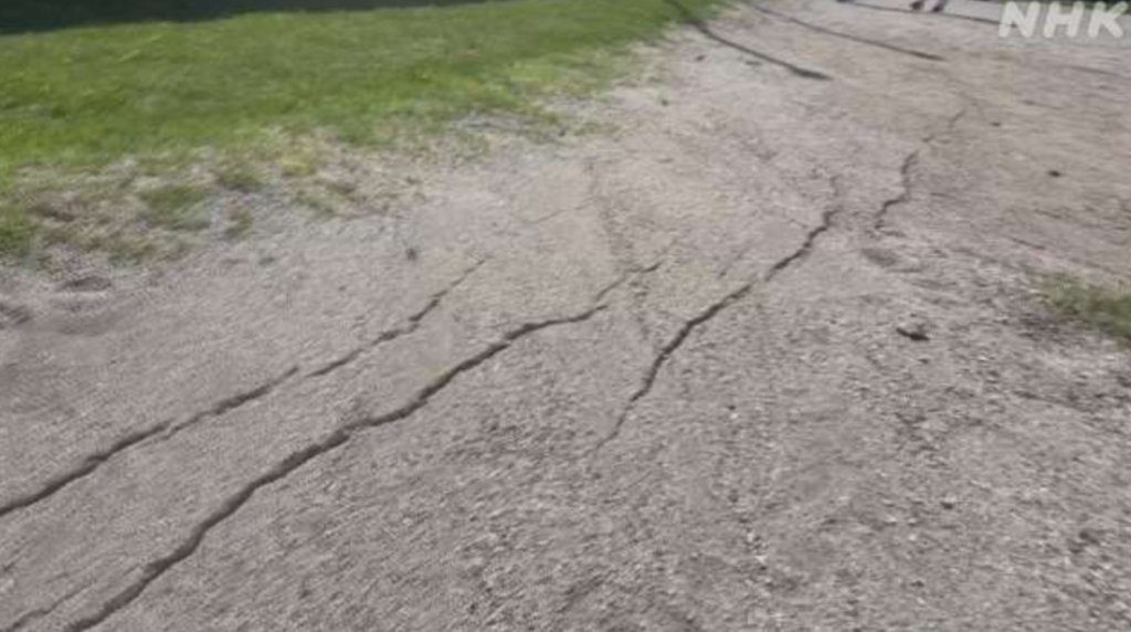 鹿兒島十島村小學校園出現地裂 震度5弱地震頻繁 專家示警恐有更大規模地震 鹿兒島十島村小學校園出現地裂 震度5弱地震頻繁 專家示警恐有更大規模地震