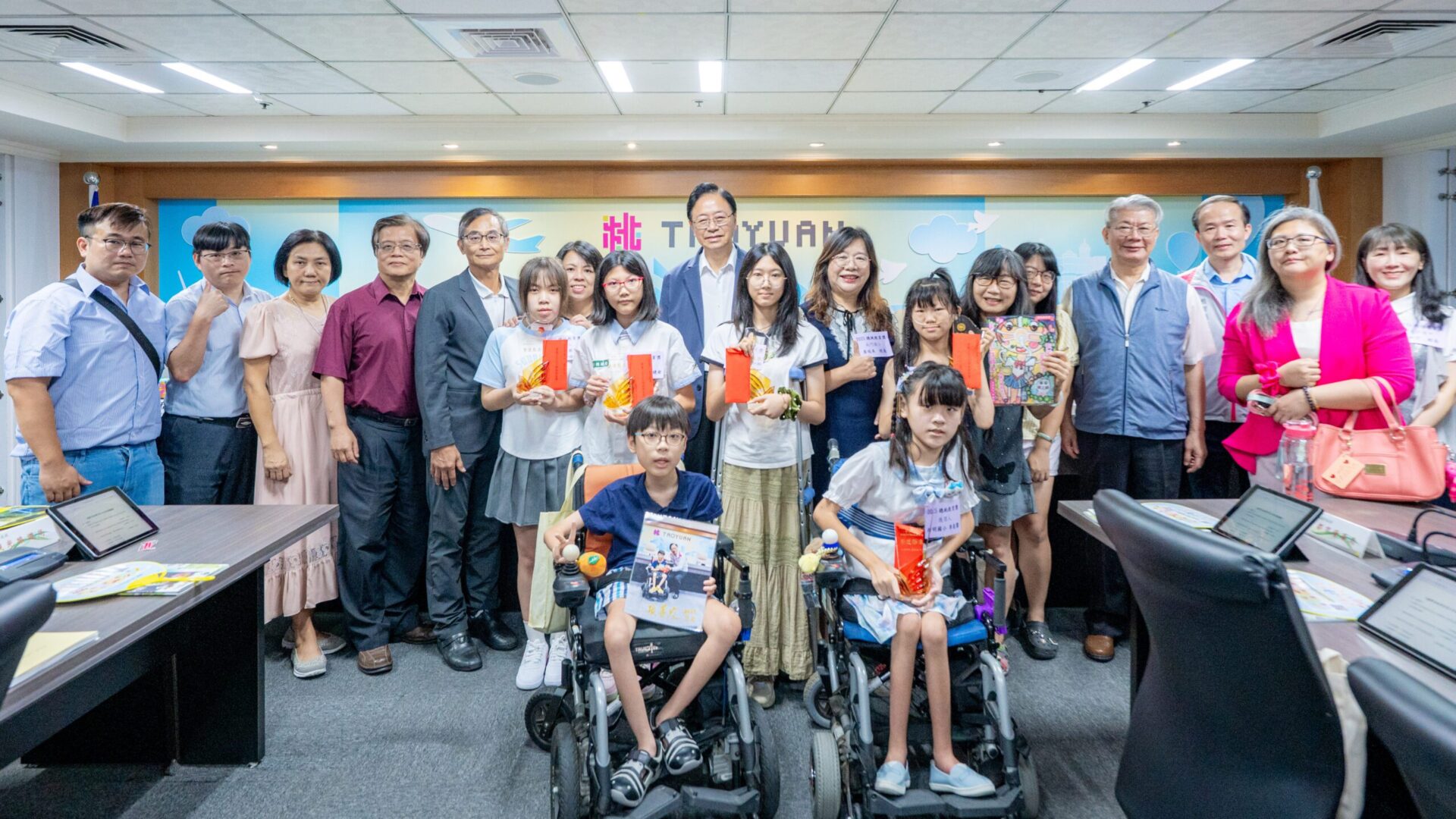 桃園5學子榮獲總統教育獎 張善政勉持續努力開創璀璨人生 桃園5學子榮獲總統教育獎 張善政勉持續努力開創璀璨人生