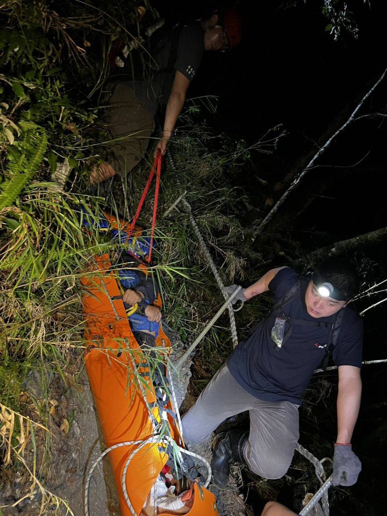 栗松溫泉山區驚傳意外！骨折傷者獲救 消防16人歷9小時艱難救援