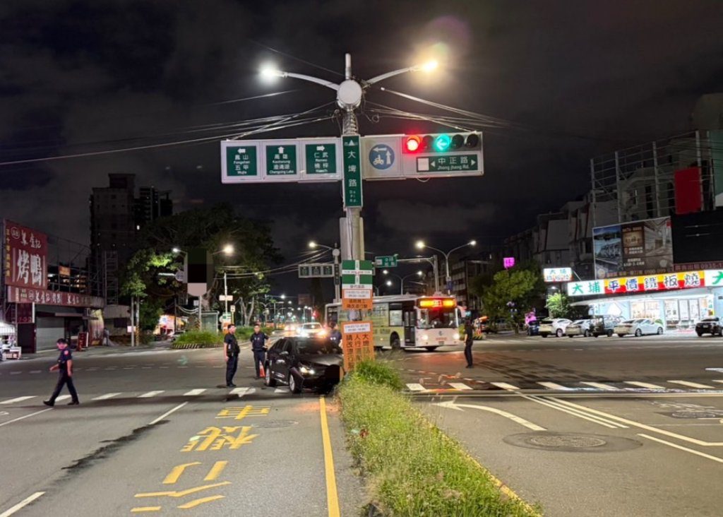 影/高雄女駕駛疑精神恍惚自撞分隔島　警方即刻協助送醫