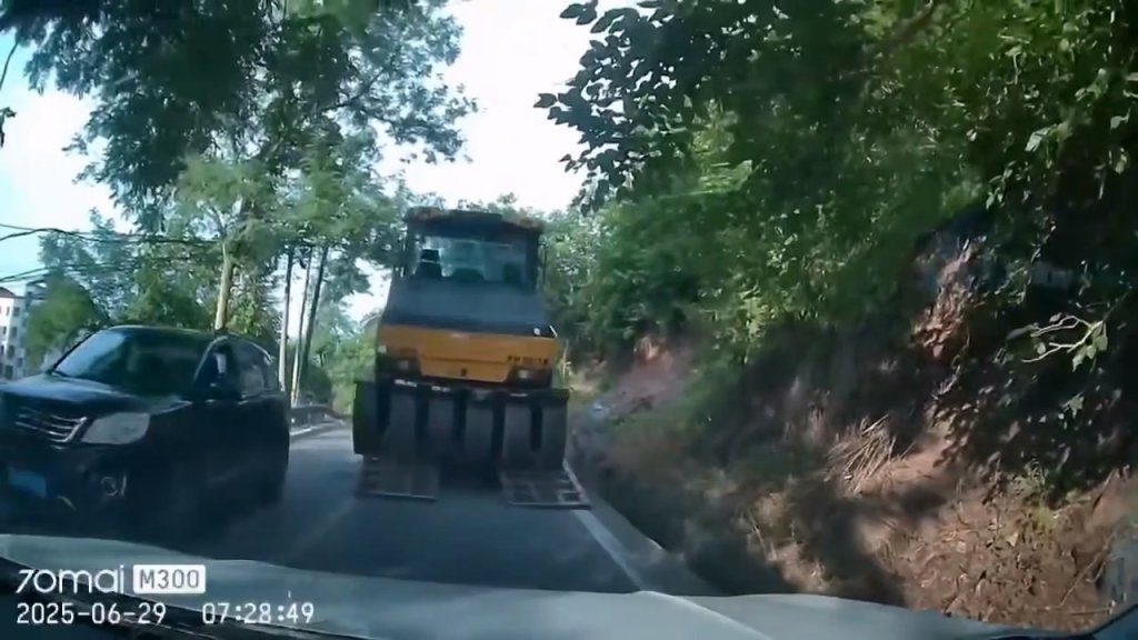 影／壓路機迎面撞來！半聯結車司機沒固定好滑落釀禍　3車遭推數公尺1傷