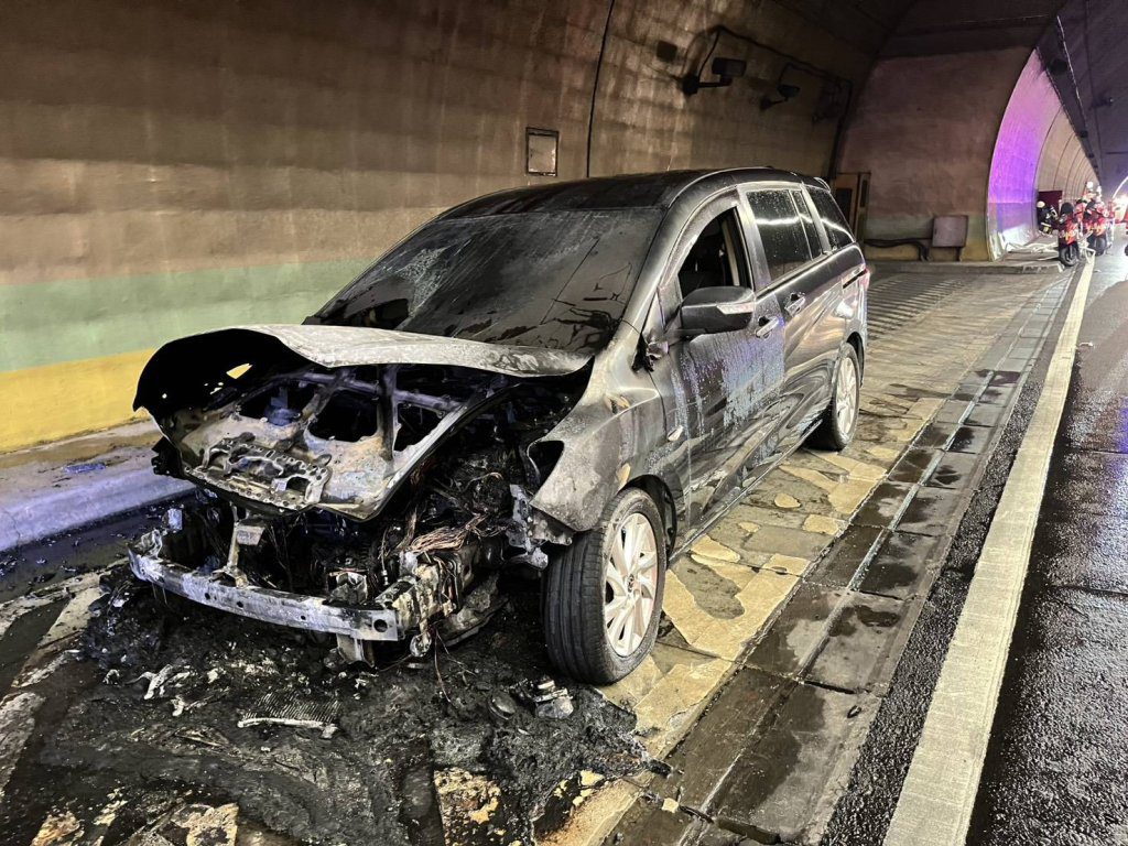 八卦山隧道火燒車！引擎過熱自燃　國道警籲：車輛異狀務必靠邊檢查