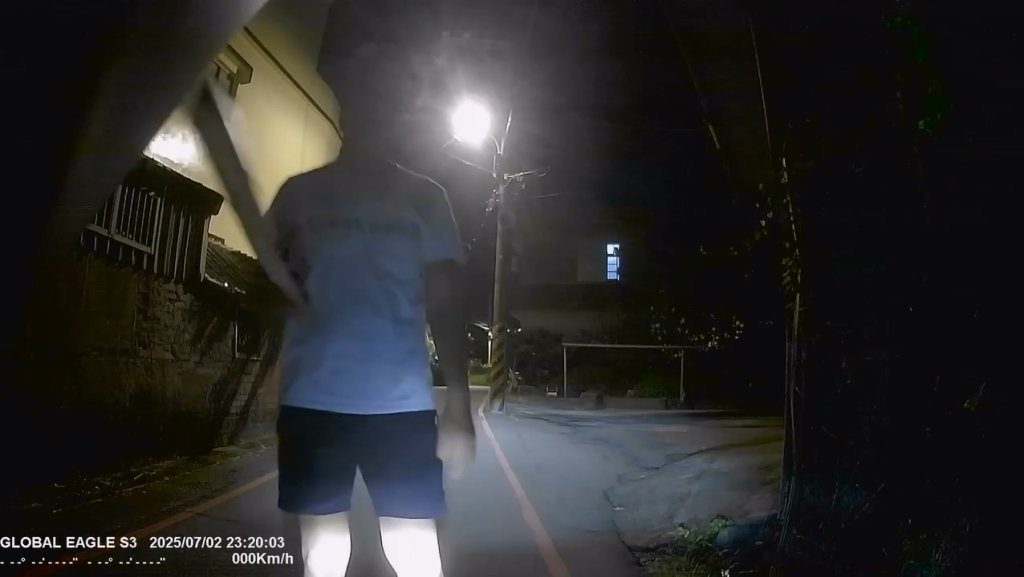 影／此路是我開？男巷內小路莫名攔機車　嗆「出去」揮長棍打騎士