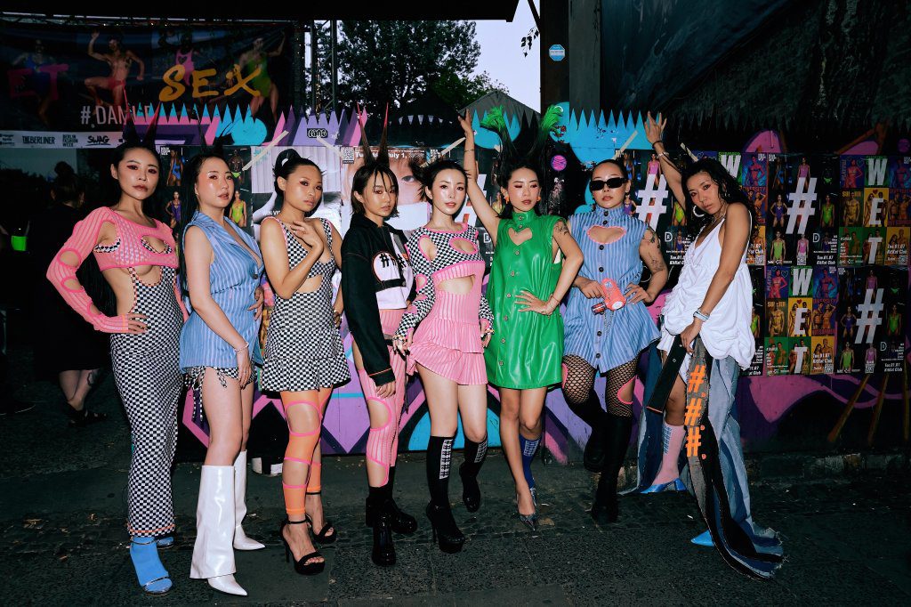 SWAG女神走進柏林時裝週伸展台！結合情慾氛圍設計