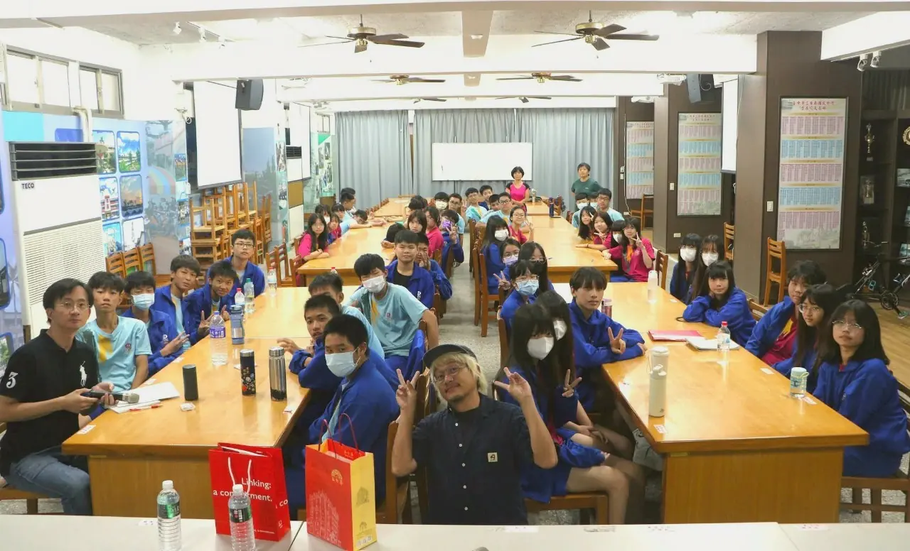 書寫自己精采的故事 臺中文學獎邀作家校園開講