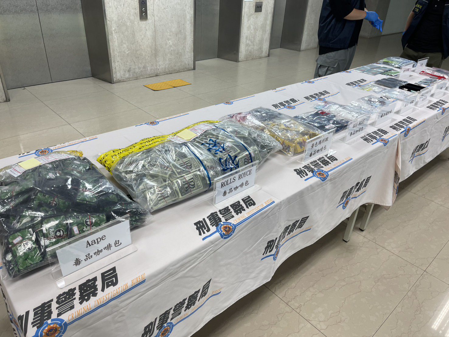 瓦解黑幫販毒集團!刑事局查獲逾3800包毒咖啡 8人被逮主嫌遭羈押 瓦解黑幫販毒集團!刑事局查獲逾3800包毒咖啡 8人被逮主嫌遭羈押