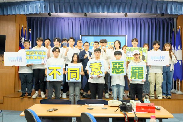 國民黨成立“湛藍衝鋒,護民主戰隊” 青年團出擊反惡罷 國民黨成立“湛藍衝鋒,護民主戰隊” 青年團出擊反惡罷