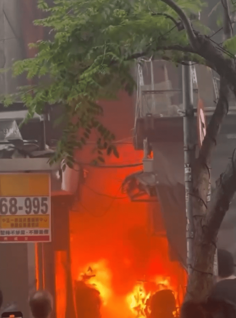 有片/西門町商圈失火!娃娃機店陷火海2人嗆傷 大批路人圍觀 有片/西門町商圈失火!娃娃機店陷火海2人嗆傷 大批路人圍觀