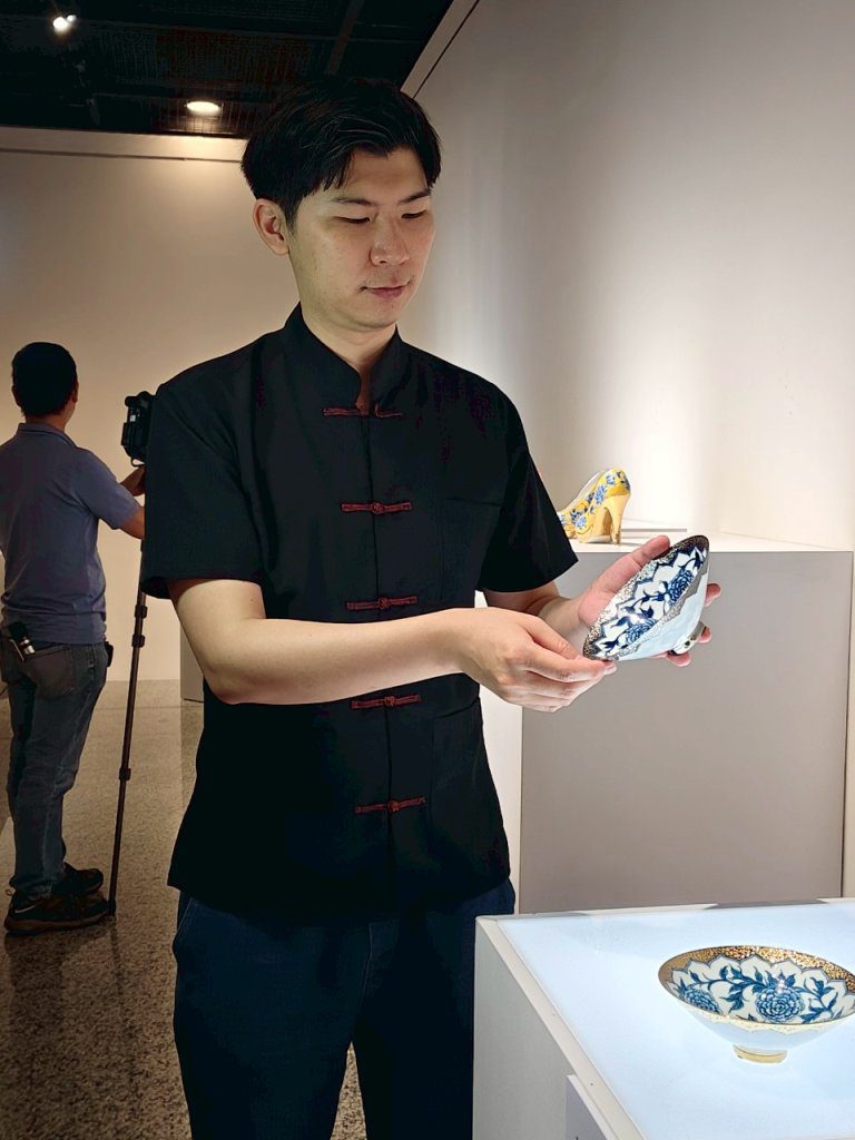 「花之微境曾祥軒陶藝與彩繪創作個展」在國立彰化美學館展出