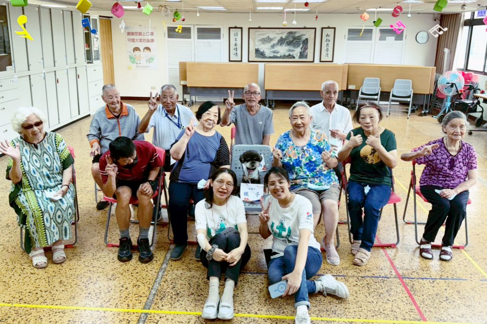 八德榮家x萌寵動物輔療團體　狗醫生撒嬌賣萌秀才藝爺奶笑開懷