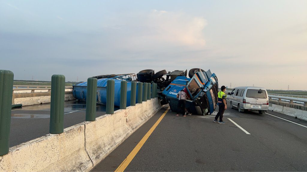 西濱車禍彰化路段槽車翻覆佔雙向車道！　北上車道封閉