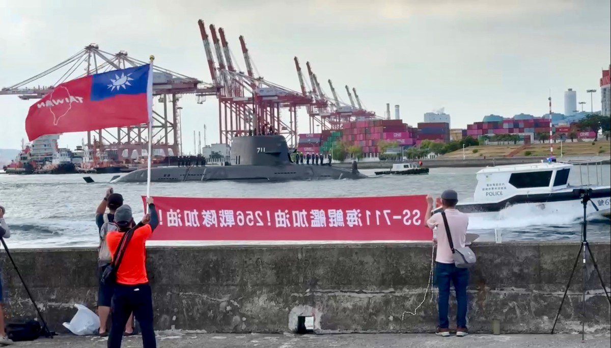 影／海鯤潛艦第三度海測 軍事迷揮旗布條高喊「海鯤加油」