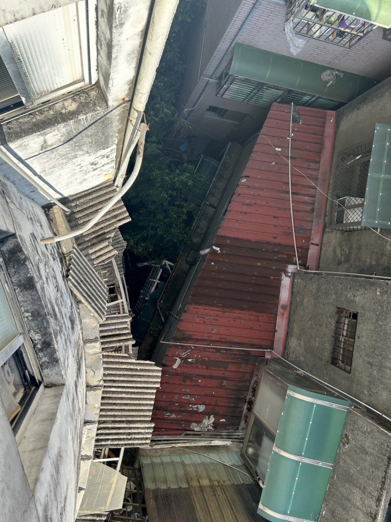 僱工裝冷氣釀悲劇！吊掛機鬆脫屋主徒手拉往下墜的吊掛機及冷氣　疑遭拉下墜樓摔死