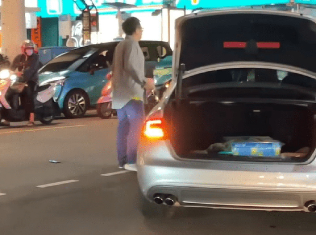 影/餐點決鬥中!駕駛拿甩棍對峙外送員 一旁民眾喊:警察來了還打 影/餐點決鬥中!駕駛拿甩棍對峙外送員 一旁民眾喊:警察來了還打