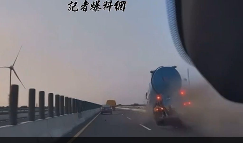 影/彰化台61驚險瞬間!油罐車追撞翻覆 追撞畫面曝光 影/彰化台61驚險瞬間!油罐車追撞翻覆 追撞畫面曝光