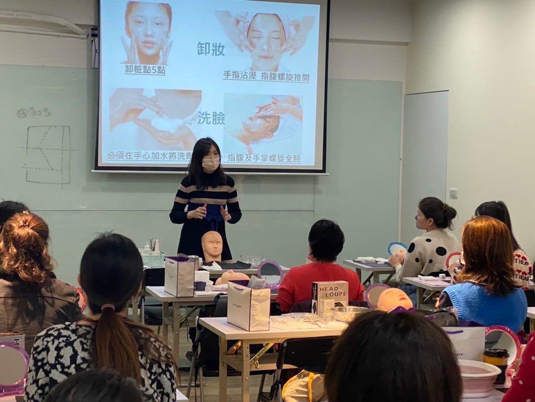 用雙手喚醒肌膚的純淨力量 讓美回歸本質 用雙手喚醒肌膚的純淨力量 讓美回歸本質