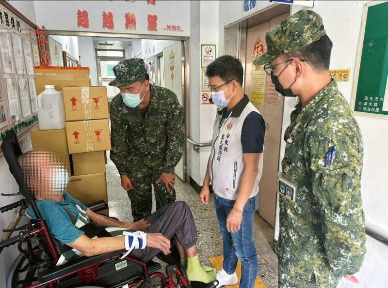 陸軍下士父親重症療養 臺東軍人服務站探視關懷