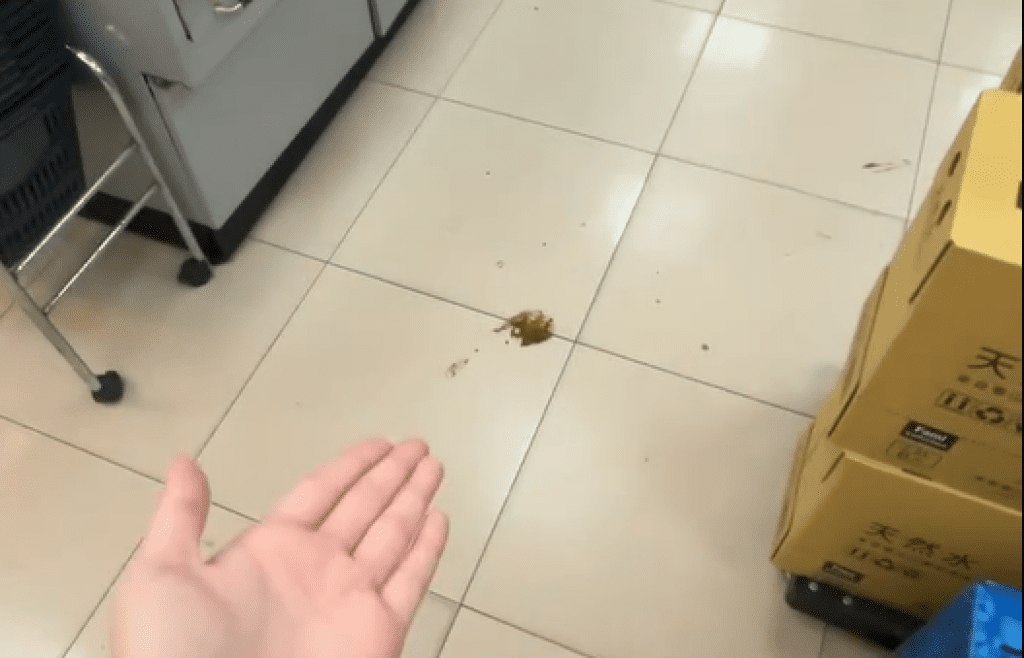 影／褲落魔法屎！民眾進超商一路狂噴「店內外滿地都是」　辛酸拖地畫面流出