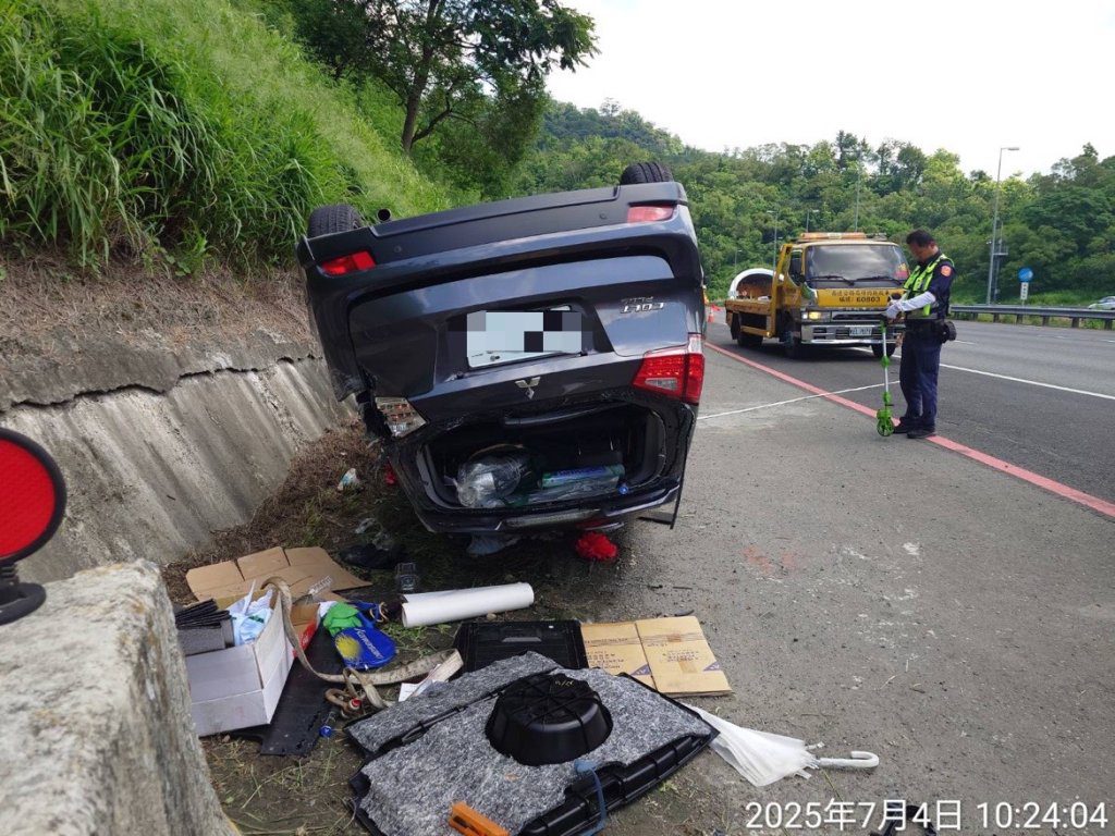 國道3號中寮段聯結車擦撞釀翻覆　女駕駛與乘客受傷送醫