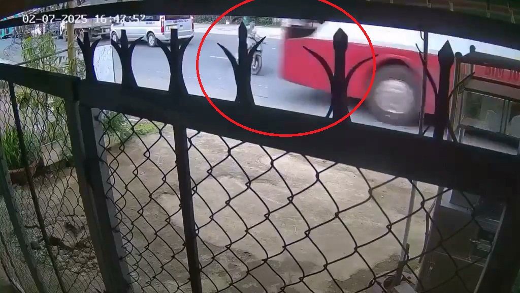 影／臥舖巴士衝對向超車！撞死騎機車16歲少年　人車噴飛數十公尺影片曝光