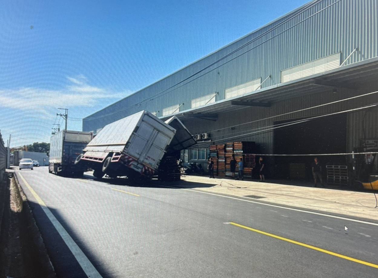 【有片】貨車扯斷電線桿 釀大園超過1600戶停電