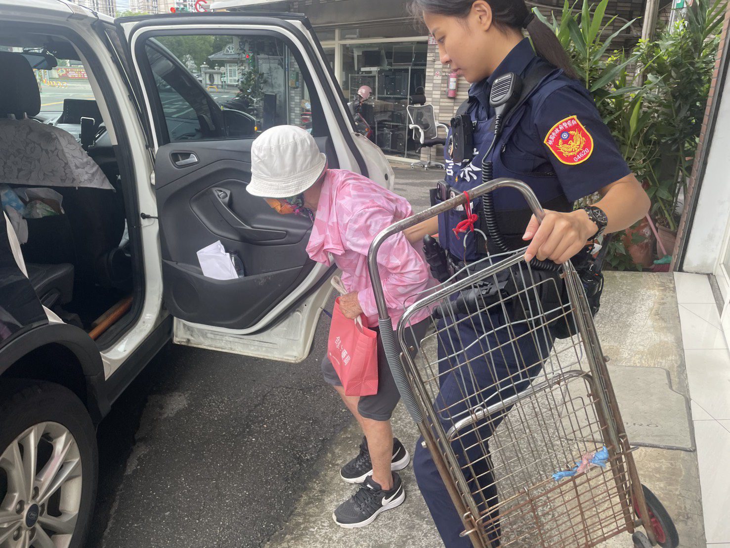 8旬婦烈日下迷失方向 中壢警民合力伸援