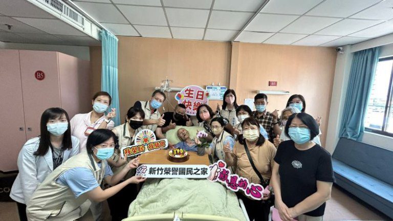 新竹榮家為榮民甘於鶴過百歲暖壽 恰恰歌曲陪伴最後時光 新竹榮家為榮民甘於鶴過百歲暖壽 恰恰歌曲陪伴最後時光
