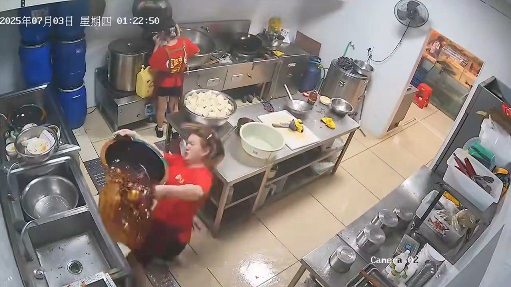 影/現實版「統神端火鍋」!女服務生端回廚房不慎滑倒 火鍋湯汁噴滿身痛到唉唉叫 影/現實版「統神端火鍋」!女服務生端回廚房不慎滑倒 火鍋湯汁噴滿身痛到唉唉叫