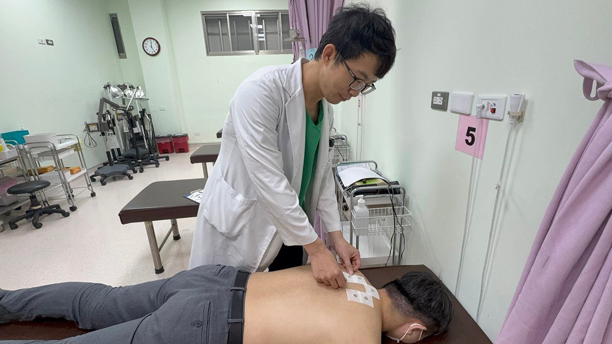 擺脫「天氣雷達鼻」！42歲鼻過敏患者靠三伏貼大改善　揪兒子一同體驗