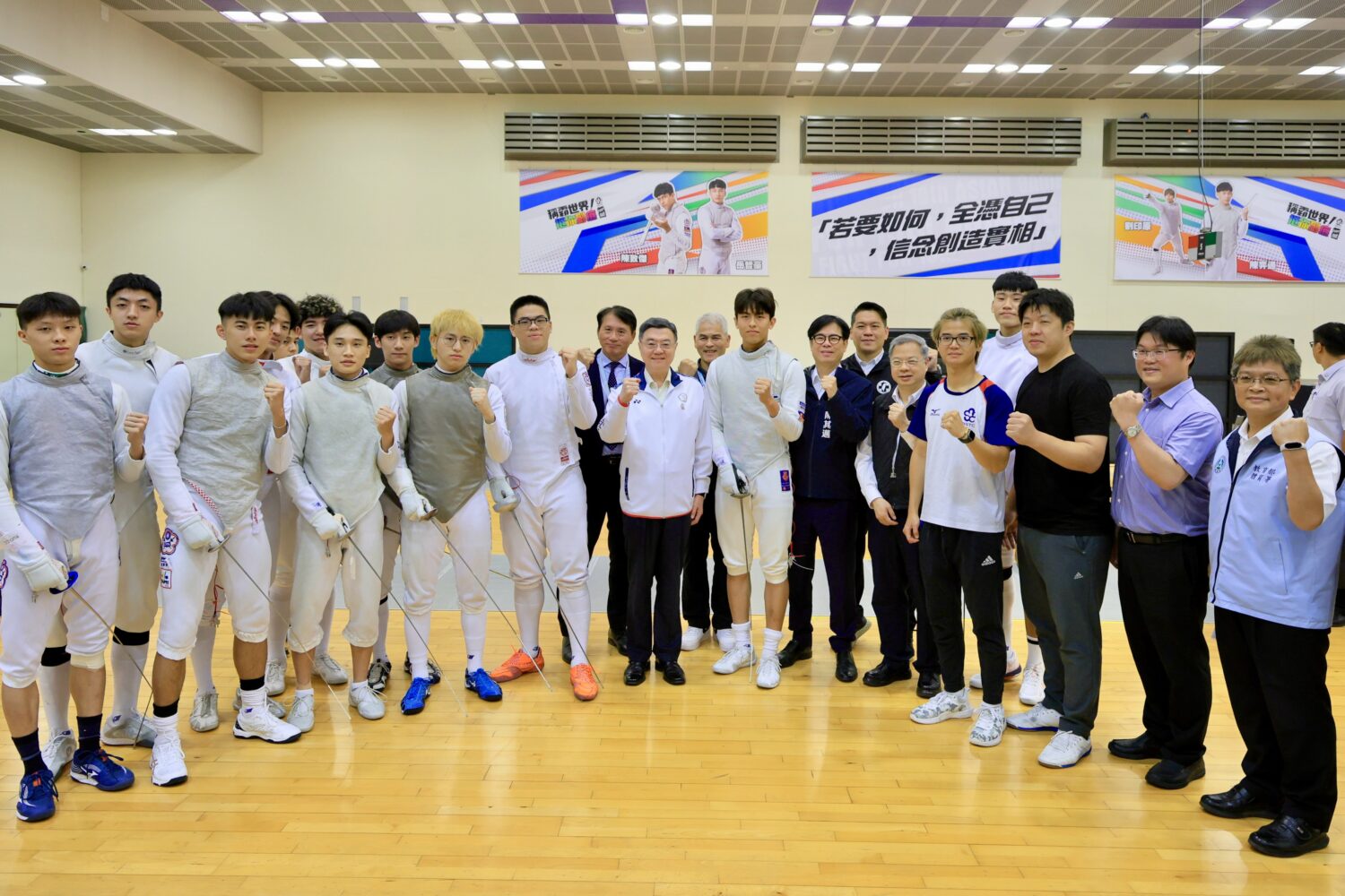 陳其邁陪同卓揆訪視國訓中心 勉勵世大運代表隊贏回勝利