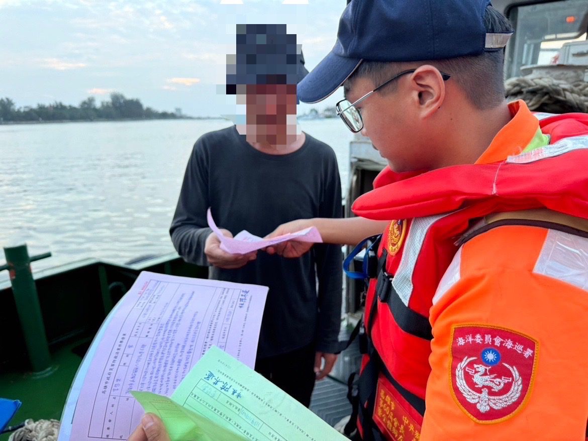 海委會提醒民眾颱風期間勿試險觀浪，海巡署依法逕行舉發移送裁罰