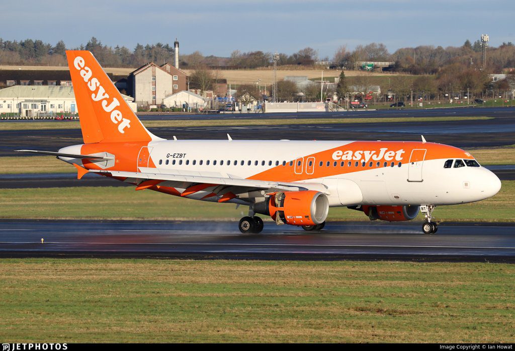 機艙變公廁!英男EasyJet走道上撒尿鬧場 客機緊急迫降…警上機壓人 機艙變公廁!英男EasyJet走道上撒尿鬧場 客機緊急迫降…警上機壓人