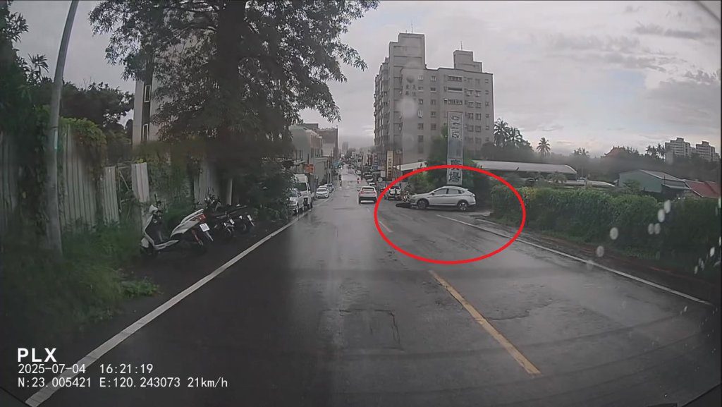 影/台南騎士轎車前自摔!駕駛沒注意「6秒後輾過」 網友驚:真的很扯 影/台南騎士轎車前自摔!駕駛沒注意「6秒後輾過」 網友驚:真的很扯