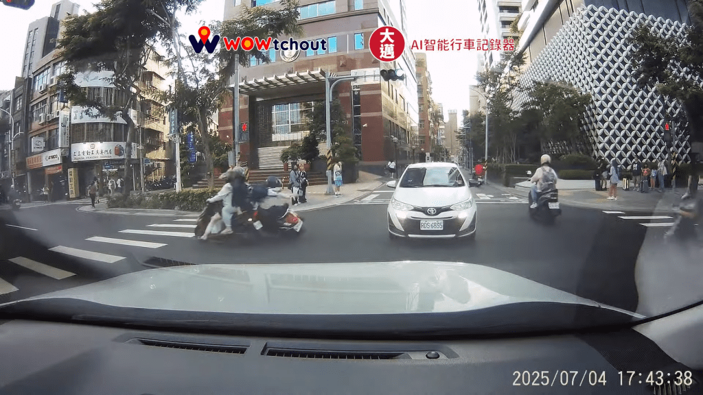 搶快左轉釀禍!板橋路口機車對撞3人噴飛 驚悚畫面曝 搶快左轉釀禍!板橋路口機車對撞3人噴飛 驚悚畫面曝