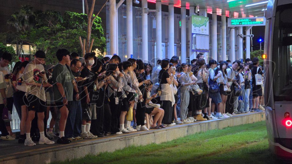 獨家直擊/紅綠燈壞了?高雄啤酒節散場…民眾苦等15分鐘輕軌超崩潰 獨家直擊/紅綠燈壞了?高雄啤酒節散場…民眾苦等15分鐘輕軌超崩潰