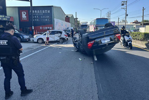 中壢區自小連撞三車 自小客車翻倒在路中 中壢區自小連撞三車 自小客車翻倒在路中