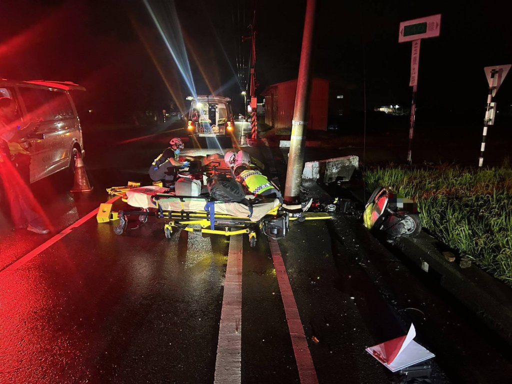 慘劇！苗栗苑裡母騎機車載兒子撞電線桿　母傷重不治兒急救中
