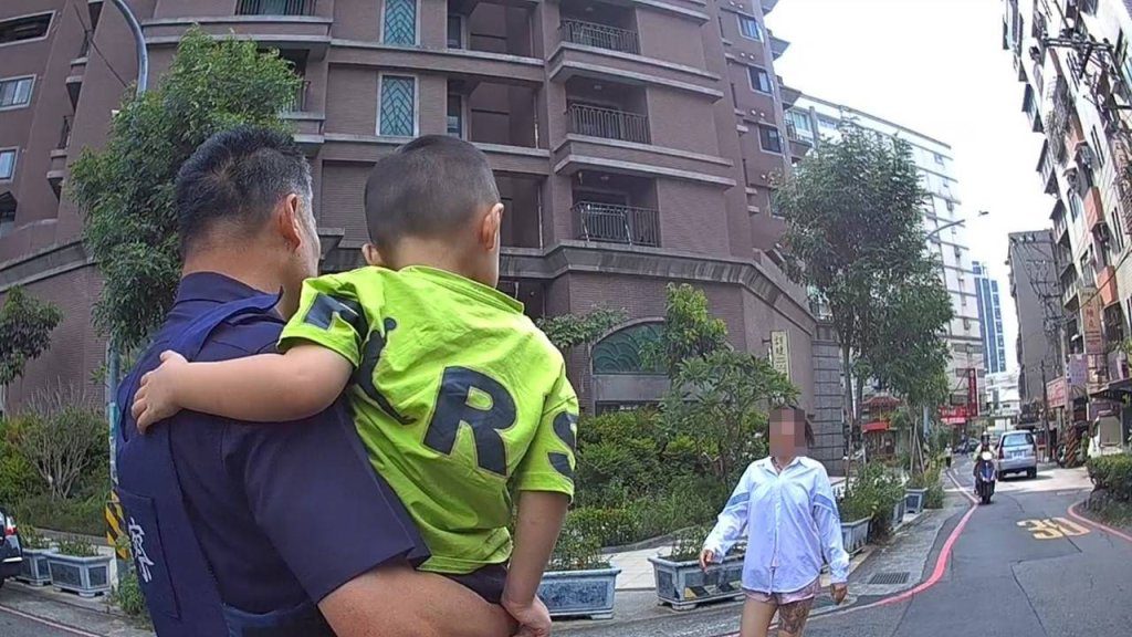 桃園媽媽午睡醒來兒子不見了 出門報案驚見警察抱著他回來 桃園媽媽午睡醒來兒子不見了 出門報案驚見警察抱著他回來