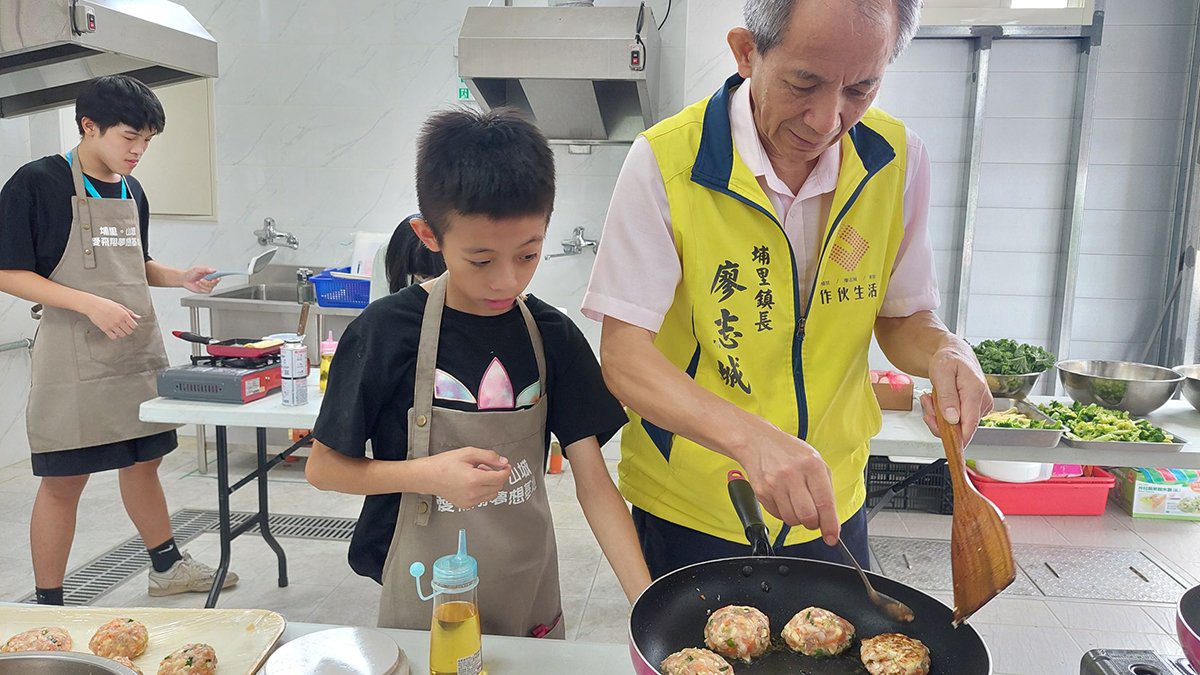 從產地到餐桌！「料理小廚歷險記」營隊　孩子用愛心餐盒為長輩加菜