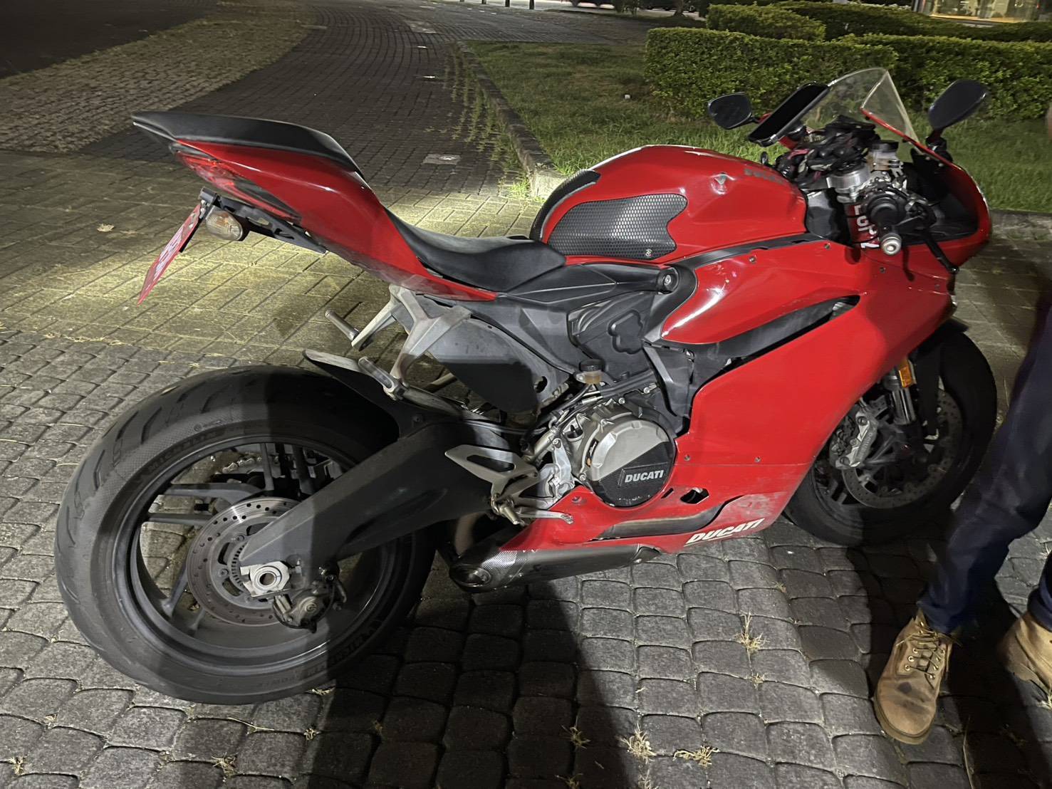 桃園杜卡迪紅牌重機深夜炸街 遭開罰3000元 桃園杜卡迪紅牌重機深夜炸街 遭開罰3000元