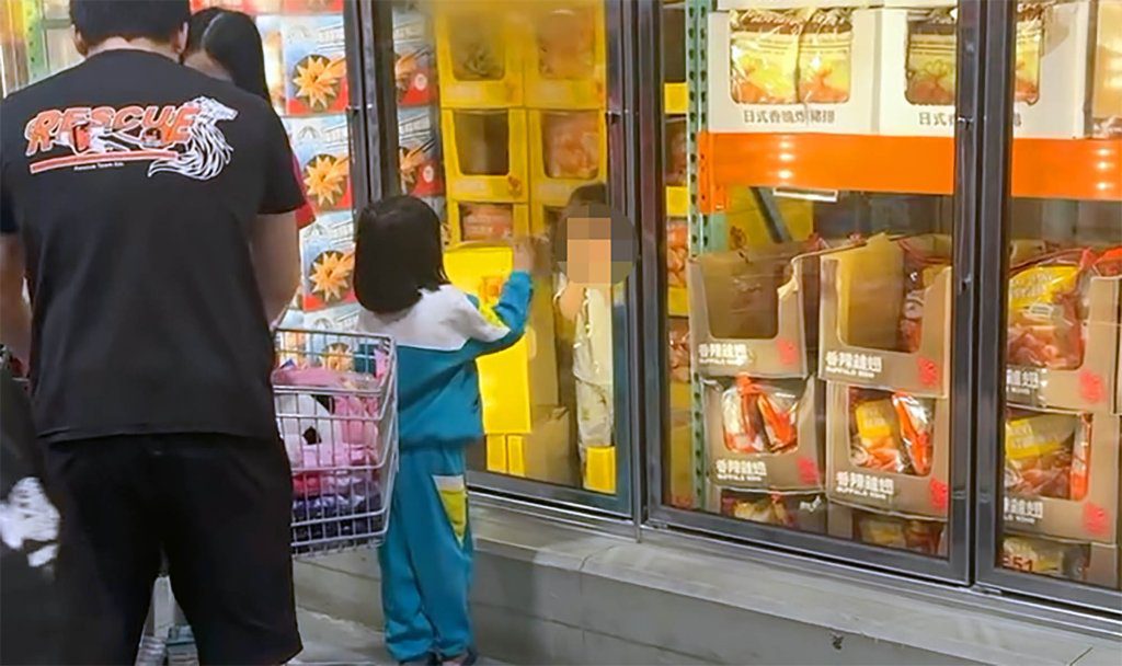 屁孩躲好市多冰櫃嬉鬧 網「準備接律師信了」 屁孩躲好市多冰櫃嬉鬧 網「準備接律師信了」