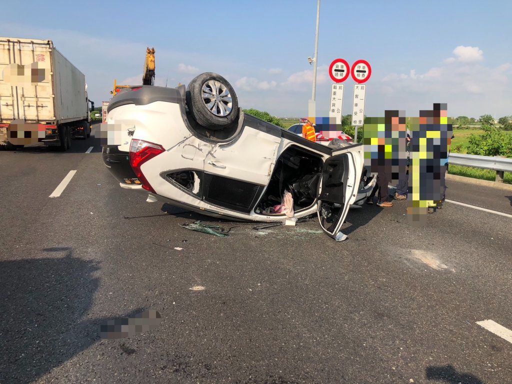 台南後壁自小客車撞護欄翻覆 駕駛疑精神不濟送醫 台南後壁自小客車撞護欄翻覆 駕駛疑精神不濟送醫