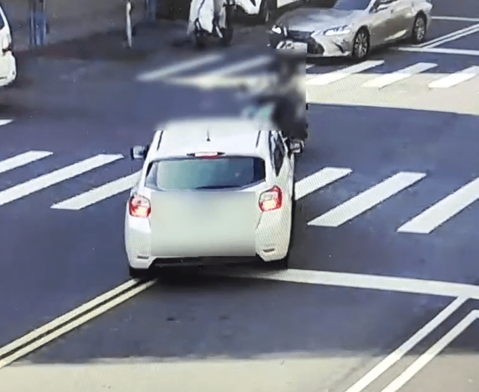 【有片】左轉小客車碰撞直行重機 駕駛持喪屍煙彈被逮 【有片】左轉小客車碰撞直行重機 駕駛持喪屍煙彈被逮