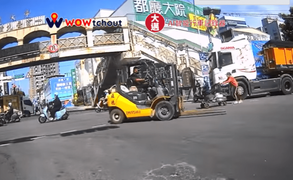 影／新北路口堆高機、阿嬤平板車「任我行」 網友點出：根本無敵的存在