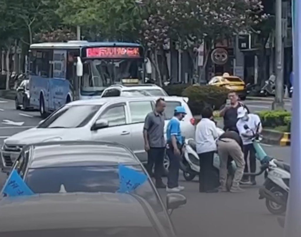 盧秀燕陪賴士葆車掃突遇車禍　秒喊「停車！」親下車關心騎士傷勢