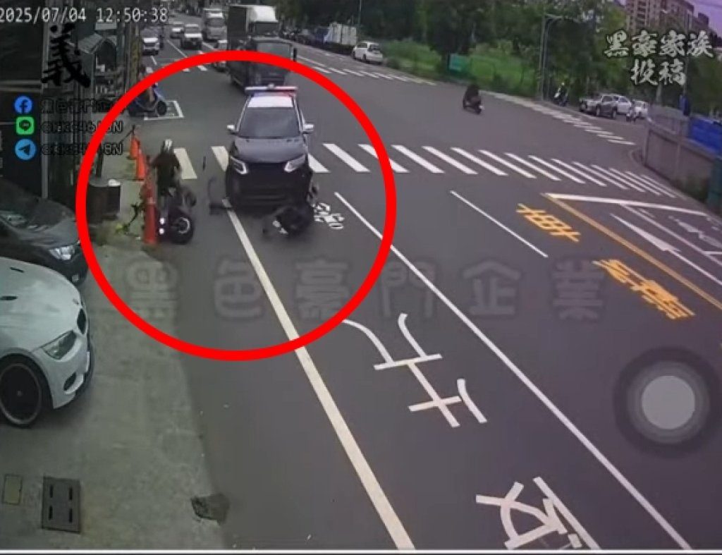 影/警車綠燈迴轉釀擦撞　高雄鳳山騎士倒地受傷、警車保險桿噴飛