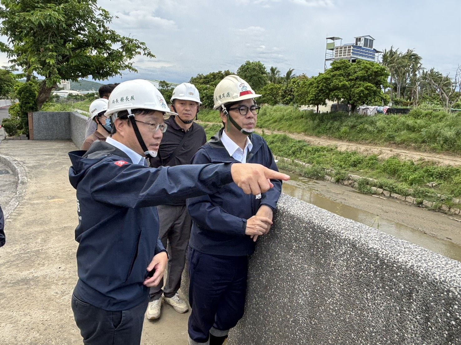 颱風丹娜絲逼近!陳其邁率隊勘查和山光電場防汛措施與排水清淤 颱風丹娜絲逼近!陳其邁率隊勘查和山光電場防汛措施與排水清淤